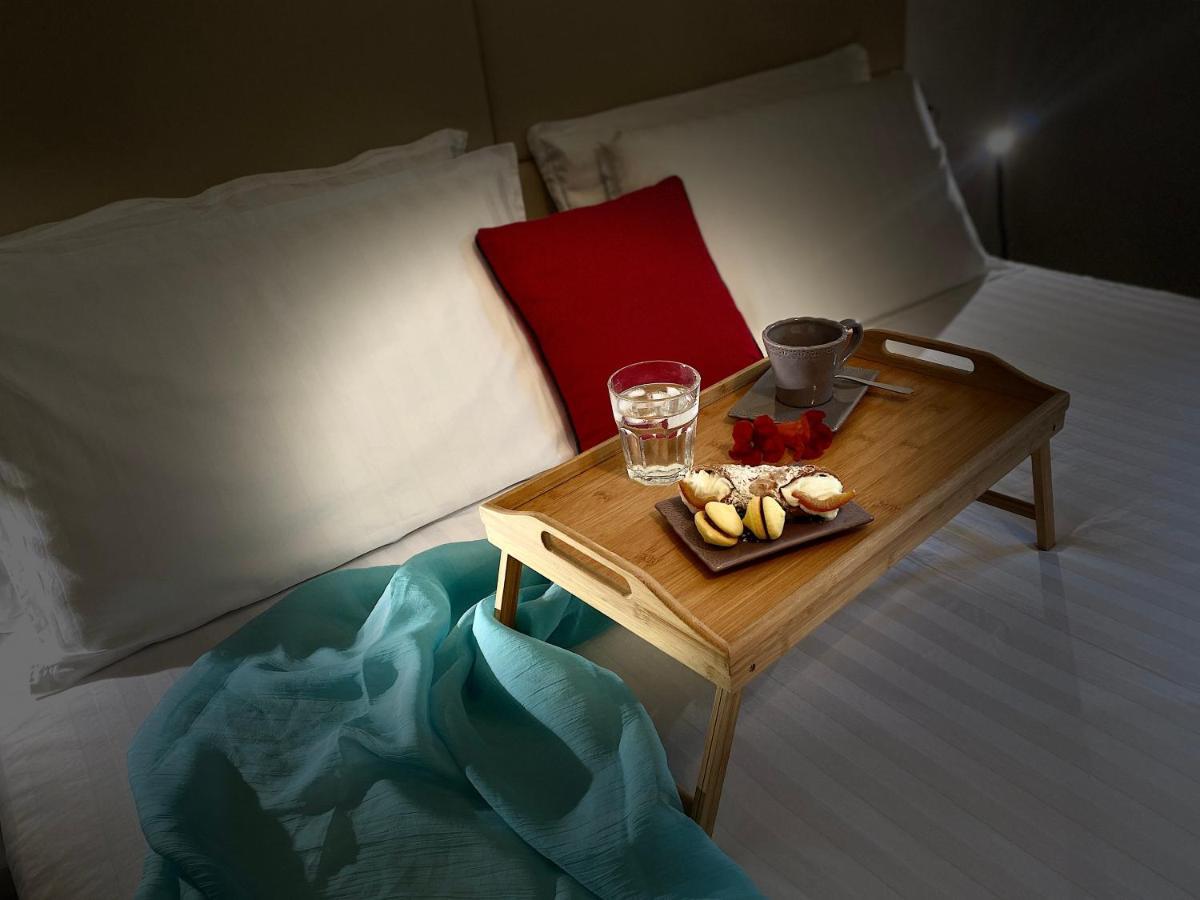 Casa Carolina: King Size Bed Across From Golden Beach Desenzano del Garda Exterior foto